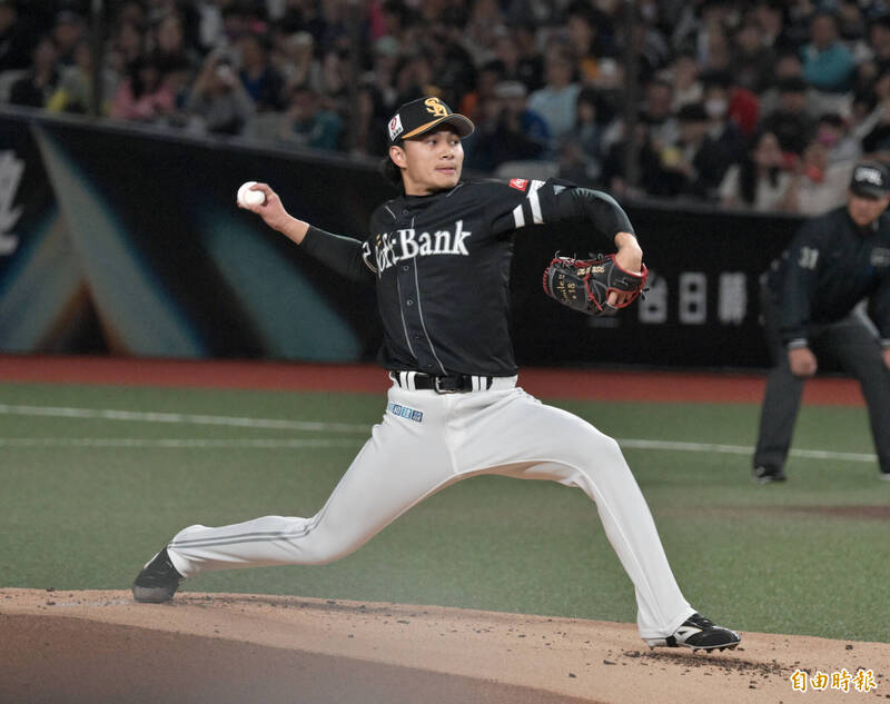 軟銀鷹台灣投手徐若熙在福岡巨蛋進行先發投球，挑戰開季連勝紀錄。