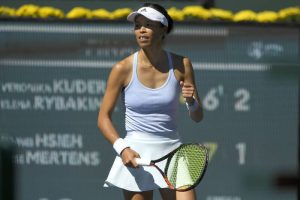 台灣網球一姊謝淑薇在馬德里網賽奮力回球，展現招牌切球與頑強鬥志。