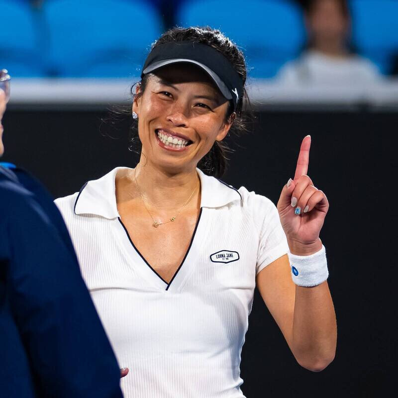 台灣網球好手謝淑薇在馬德里網賽女雙展現招牌笑容，與新搭檔科寧順利晉級 8 強。