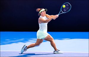 台灣網球好手梁恩碩於魯昂女網賽展現強悍擊球，與搭檔湯千慧爆冷擊敗種子選手挺進 8 強。