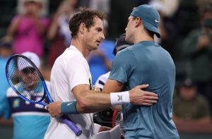 英國傳奇穆雷（Andy Murray）與同胞新星德雷珀（Jack Draper）於場邊交流。