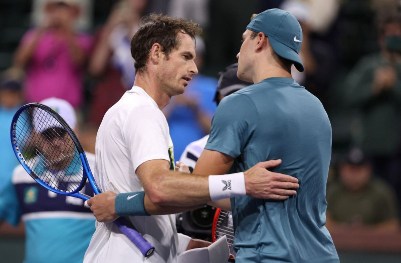 英國傳奇穆雷（Andy Murray）與同胞新星德雷珀（Jack Draper）於場邊交流。