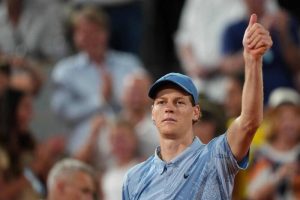 義大利世界網球球王辛納（Jannik Sinner）在法網首輪夜戰獲勝後，高舉大拇指向場邊球迷致意，慶祝達成30連勝。