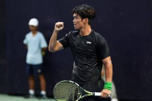 台灣男雙網球一哥何承叡（Ray Ho）在法網男雙首輪激戰獲勝後，在球場上霸氣握拳慶祝，連續三項大滿貫男雙開胡晉級。