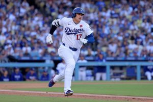 道奇隊日本巨星大谷翔平(Shohei Ohtani)在打擊區揮棒,敲出擊球初速達105.7英哩的暴力二壘安打。