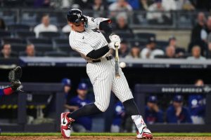 洋基隊球星賈吉（Aaron Judge）在比賽中揮棒擊出全壘打，目前以 15 轟位居大聯盟全壘打王。