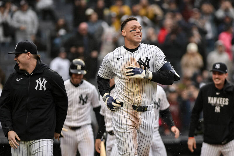 洋基隊巨星賈吉（Aaron Judge）轟出再見兩分砲後繞壘，與隊友開心慶祝終結低潮。