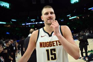 金塊隊明星中鋒約基奇(Nikola Jokic)在比賽中,連續 6 年 MVP 票選前二創下歷史。