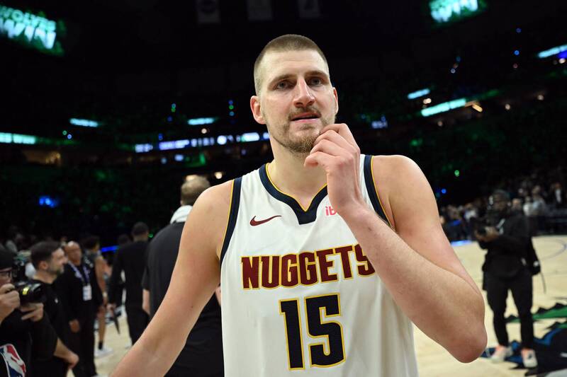 金塊隊明星中鋒約基奇（Nikola Jokic）在比賽中，連續 6 年 MVP 票選前二創下歷史。