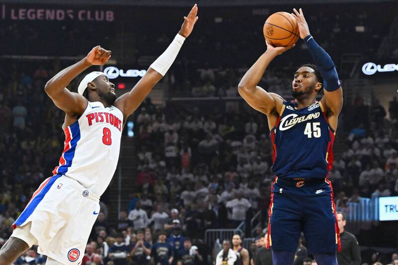 騎士球星米契爾（Donovan Mitchell）在季後賽對陣活塞的比賽中，下半場大爆發打破隊史紀錄。
