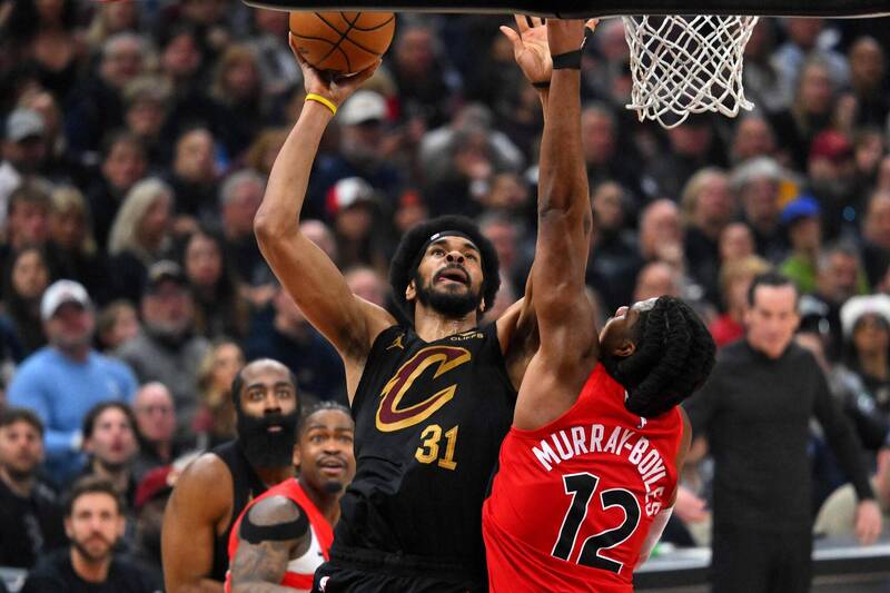 騎士隊中鋒艾倫（Jarrett Allen）在搶七大戰中禁區展現強力扣籃，率領球隊擊敗暴龍。