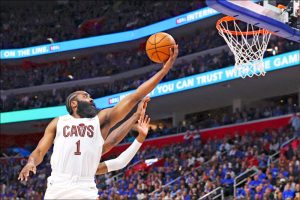 騎士球星哈登（James Harden）在天王山之戰切入上籃得分。