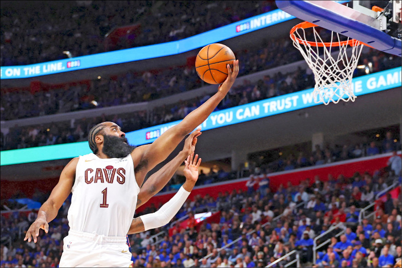 騎士球星哈登（James Harden）在天王山之戰切入上籃得分。