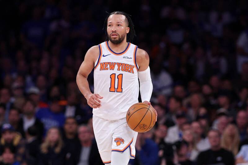 尼克隊球星布朗森（Jalen Brunson）在對陣七六人的比賽中控球進攻，全場狂飆 35 分率隊大勝。