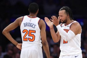 尼克隊球星布朗森(Jalen Brunson)在東部冠軍戰轟下 38 分成功大逆轉,與隊友興奮慶祝。