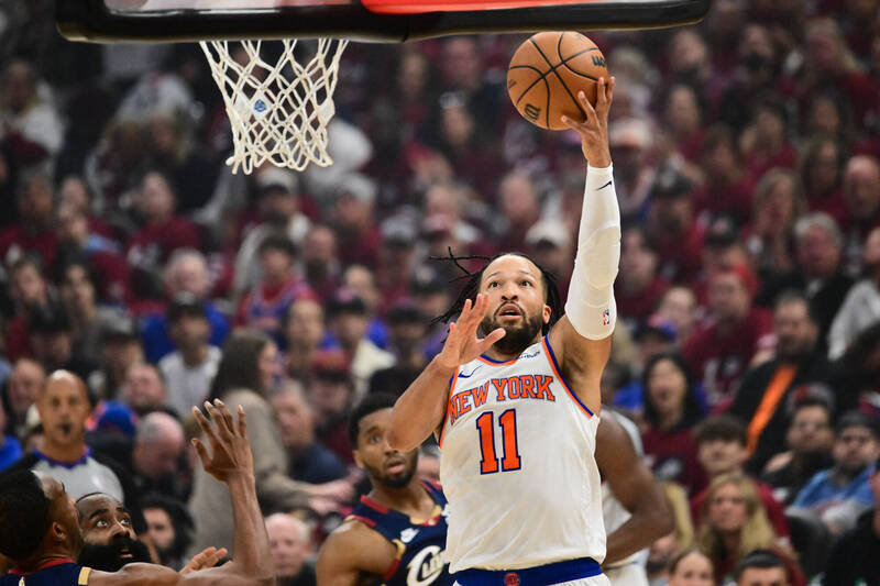 紐約尼克隊球星布朗森(Jalen Brunson)在季後賽展現強大單打突破能力,率隊奪得東部冠軍並獲選東冠 MVP。