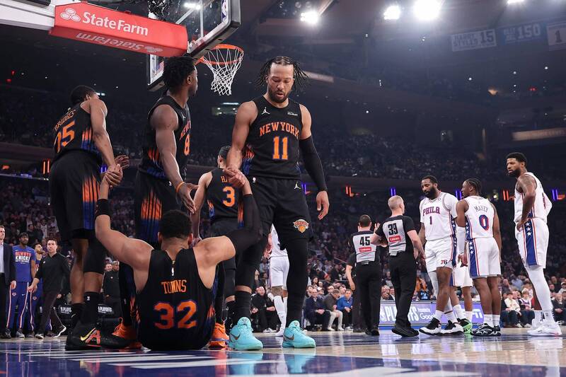 尼克隊球星布朗森（Jalen Brunson）在對戰七六人的比賽中展現領袖本色，關鍵時刻連續得分率隊取勝。