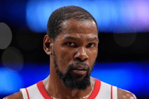休士頓火箭隊球星杜蘭特(Kevin Durant)入選年度第二隊,寫下在5支不同球隊皆入選年度陣容的NBA史上第一人紀錄。