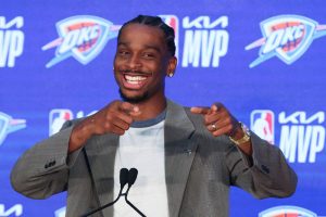 雷霆隊球星吉爾吉斯亞歷山大（Shai Gilgeous-Alexander）出席記者會，開心慶祝蟬聯年度 MVP。