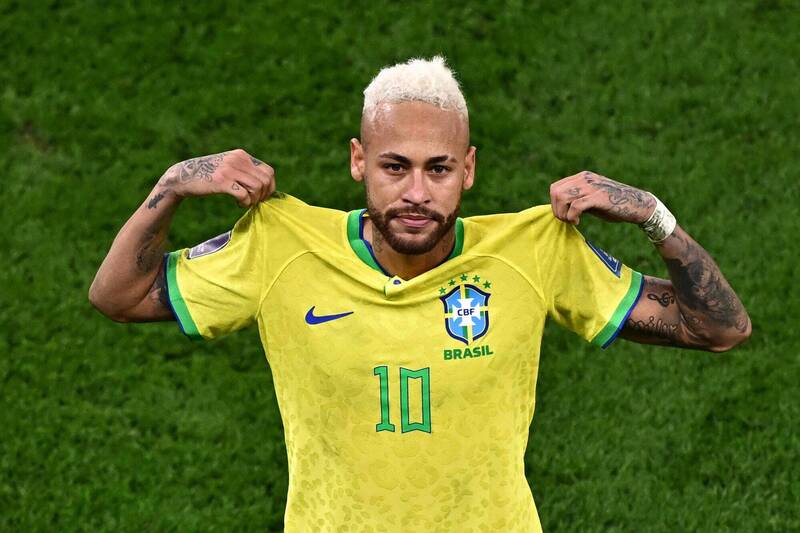 巴西國家足球隊 10 號球星內馬爾（Neymar）身穿森巴軍團黃色球衣，在世界盃開賽前夕驚傳小腿二級拉傷，恐缺席小組賽首戰。