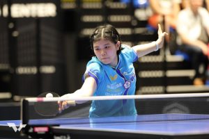 台灣桌球小將葉伊恬(Yeh Yi-Tian)在 WTT 法國埃內邦支線賽封后,開心地捧起女單冠軍獎盃。
