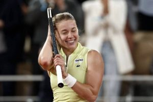 波蘭網球黑馬赫瓦林絲卡（Maja Chwalinska）身穿淡黃色運動背心球衣，左手戴著白色護腕，右手將網球拍舉至頭部後方，緊閉雙眼並露出無比燦爛、幸福的笑容，在球場上盡情享受勝利的喜悅。