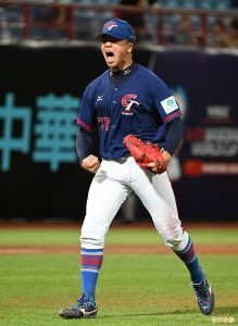 19歲台灣強投林鉑濬身穿中華隊深藍色經典棒球比賽球衣,胸前印有紅色與白色相間的「CT / Chinese Taipei」字樣,手臂上繡有國旗與贊助商標誌,頭戴深藍色中華隊球帽。他在球場上右手握拳、左手戴著鮮紅色棒球手套同樣奮力握拳,身體前傾張大嘴巴發出震撼全場的霸氣狂吼,全身散發出贏球與三振對手的亢奮激情。