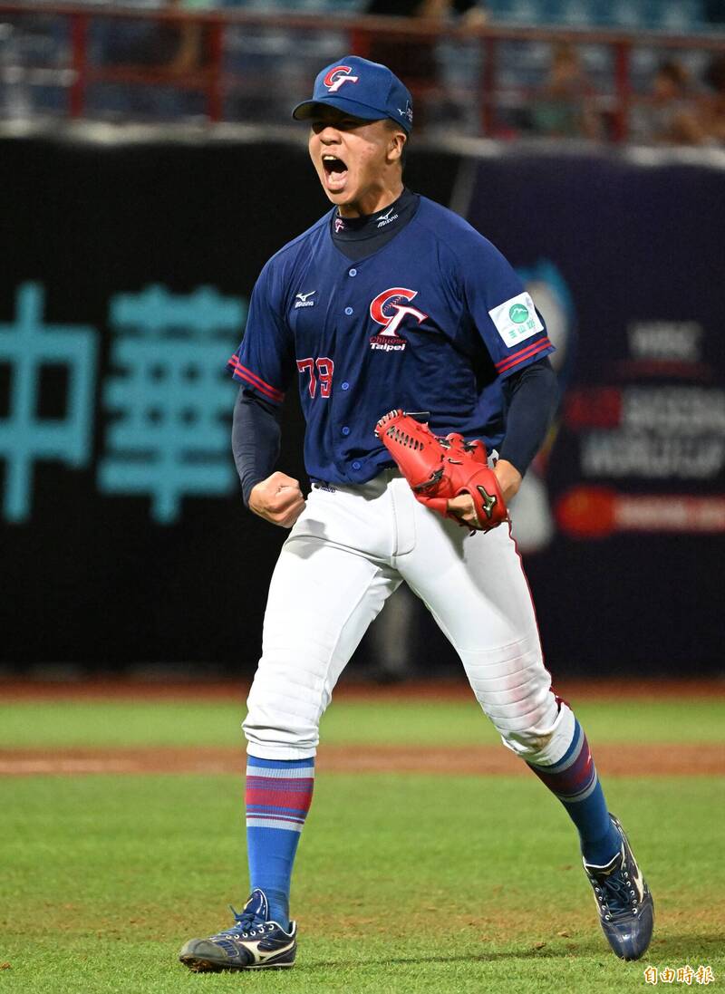 19歲台灣強投林鉑濬身穿中華隊深藍色經典棒球比賽球衣，胸前印有紅色與白色相間的「CT / Chinese Taipei」字樣，手臂上繡有國旗與贊助商標誌，頭戴深藍色中華隊球帽。他在球場上右手握拳、左手戴著鮮紅色棒球手套同樣奮力握拳，身體前傾張大嘴巴發出震撼全場的霸氣狂吼，全身散發出贏球與三振對手的亢奮激情。