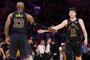 洛杉磯湖人隊當家球星詹姆斯(LeBron James)身穿23號黑色球衣,在賽場上與隊友里維斯(Austin Reaves)擊掌致意。據美媒爆料,湖人今夏將優先考慮長期留住里維斯。