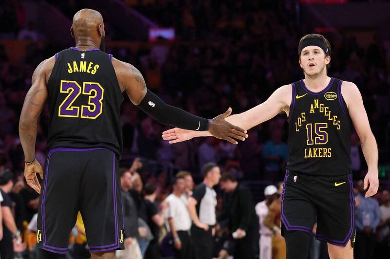 洛杉磯湖人隊當家球星詹姆斯（LeBron James）身穿23號黑色球衣，在賽場上與隊友里維斯（Austin Reaves）擊掌致意。據美媒爆料，湖人今夏將優先考慮長期留住里維斯。