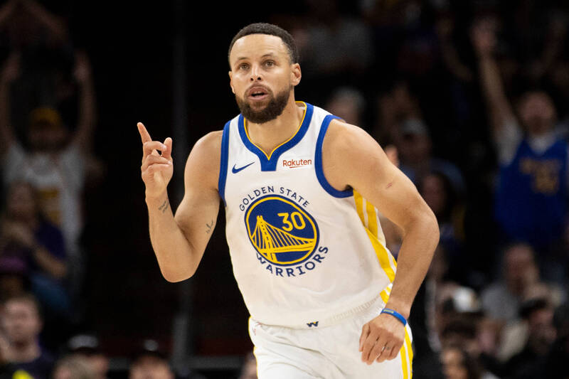 金州勇士隊一哥柯瑞（Stephen Curry）身穿30號白色主場球衣在賽場上奔跑，並高舉右手伸出食指慶祝。據外媒報導，他已正式與中國運動品牌李寧簽下10年重大代言合約。