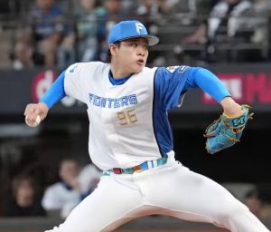台灣火球新星「台灣至寶」孫易磊在檔案 "phpYgdBX6.jpg" 中,身穿日本火腿鬥士隊經典的白色主場比賽球衣,左側肩膀與袖子為亮藍色,胸前繡有藍色亮邊的「FIGHTERS」球隊名稱與金色的背號「96」字樣,頭戴印有白色「F」隊徽的藍色火腿隊棒球帽。他正身處球場投手丘上,右手持球並向後大幅度完全拉開延伸,準備將球用力投出;他的左手則戴著亮藍色搭配黃色縫線與黃色邊框的客製化棒球手套,雙腿大跨步拉開、身體重心壓低,神情極其專注且充滿運動爆發力。