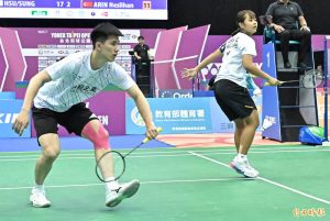 台灣羽球選手在場上準備回擊。