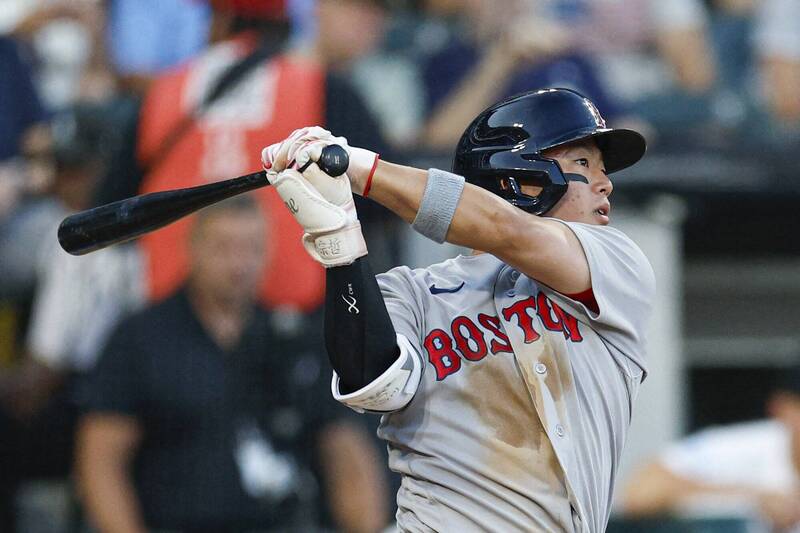 身穿波士頓紅襪隊灰色客場「BOSTON」球衣、頭戴黑色紅襪隊打擊頭盔的鄭宗哲，雙手緊握黑色木棒，在打擊區內完成一次大力的揮棒過後，身體前傾、雙眼專注地盯著球飛出的方向。