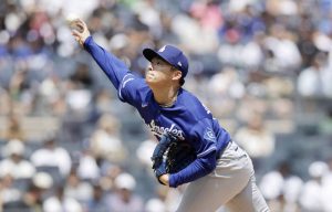山本由伸身穿道奇隊藍色客場球衣,在投手丘上展現精準的投球延伸動作。