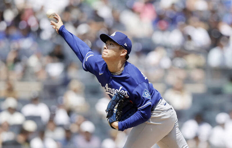 山本由伸身穿道奇隊藍色客場球衣，在投手丘上展現精準的投球延伸動作。