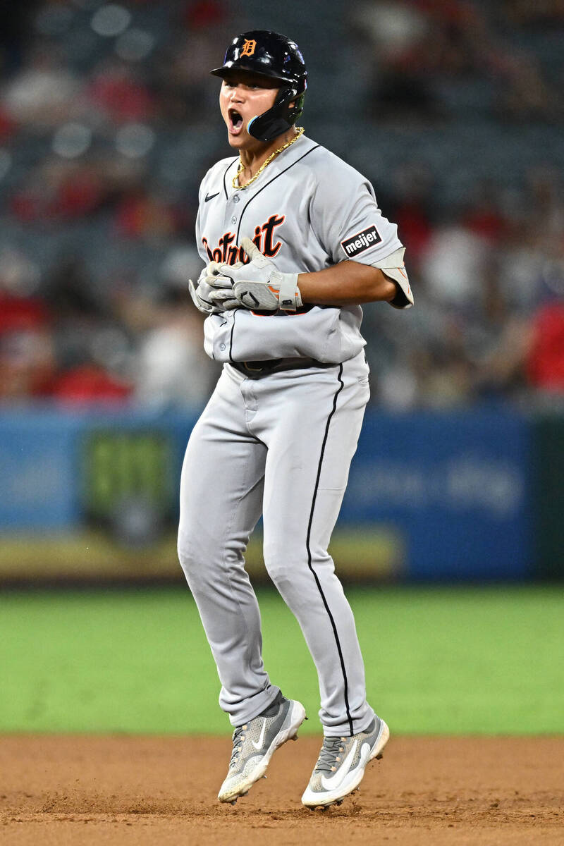 李灝宇身穿老虎隊灰色客場球衣在球場上握緊雙拳仰天高呼慶祝。