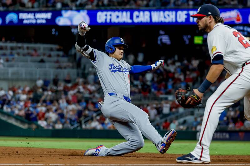 大谷翔平身穿道奇隊灰色客場球衣滑進三壘壘包。