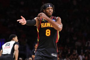 希爾德身穿老鷹隊黑色 8 號球衣、頭戴黑色頭帶，在球場上伸出右手進行指揮指示。