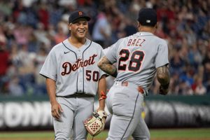 李灝宇身穿老虎隊灰色客場球衣在賽場上與隊友巴耶茲(Javier Báez)開心微笑互動。