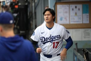 大谷翔平身穿道奇隊 17 號白色主場球衣從球員通道步入球場。