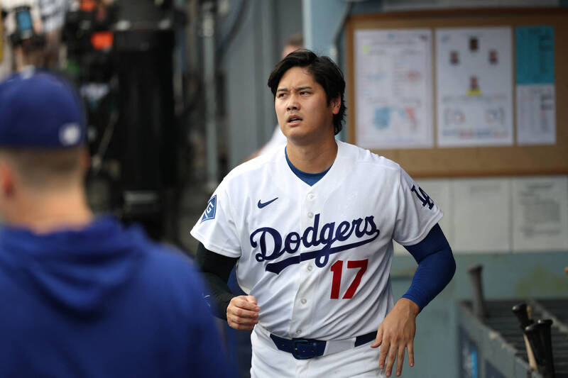 大谷翔平身穿道奇隊 17 號白色主場球衣從球員通道步入球場。