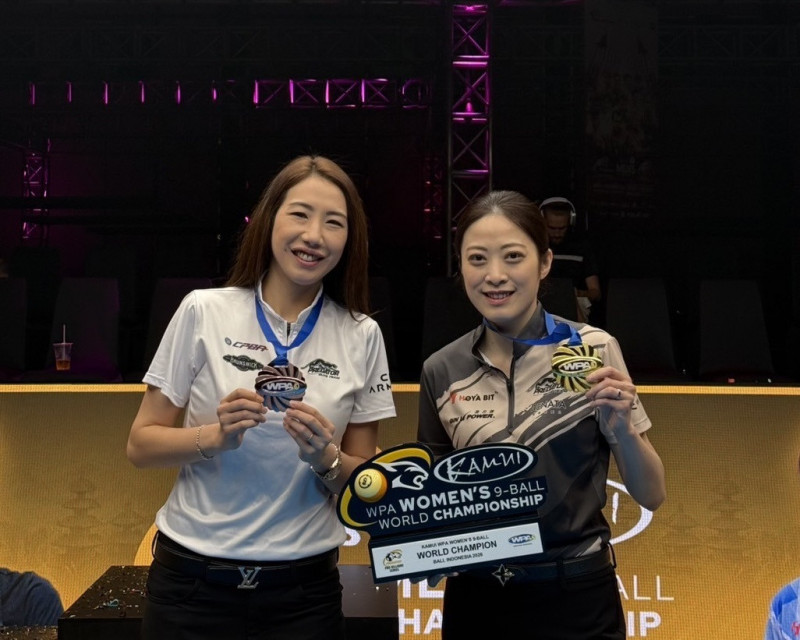 台灣撞球選手魏子茜與周婕妤身穿賽服展示獎牌，周婕妤手持世錦賽冠軍獎座微笑合影。